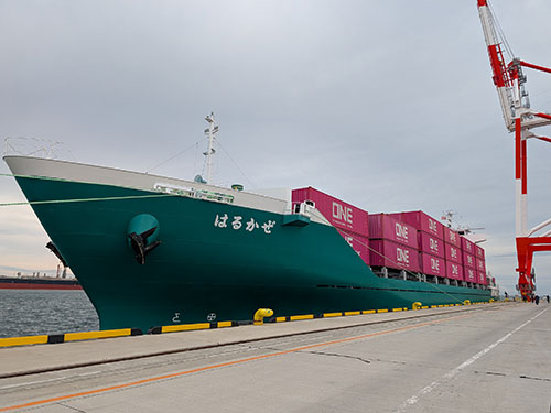 仙台塩釜港（仙台港区）に新造内航コンテナ船「はるかぜ」が初入港しました イメージ1